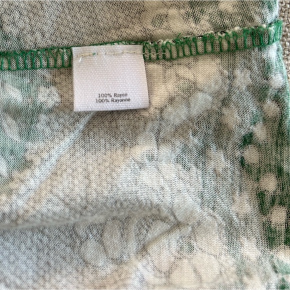 Lux Green V-Neck Top. Size small - Picture 8 of 9